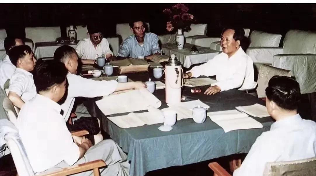 五六十年代，毛主席组织召开的一场小范围会议，照片上众人随意而坐，没有丝毫的拘谨。