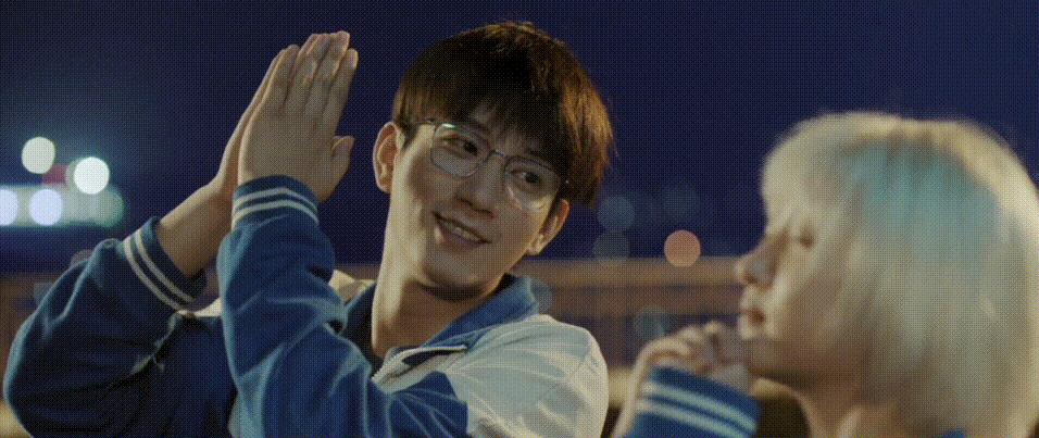 谁还没被《生逢其时》中关晓彤和王子奇圈粉？
家人们，不会还有人不知道关晓彤和王子