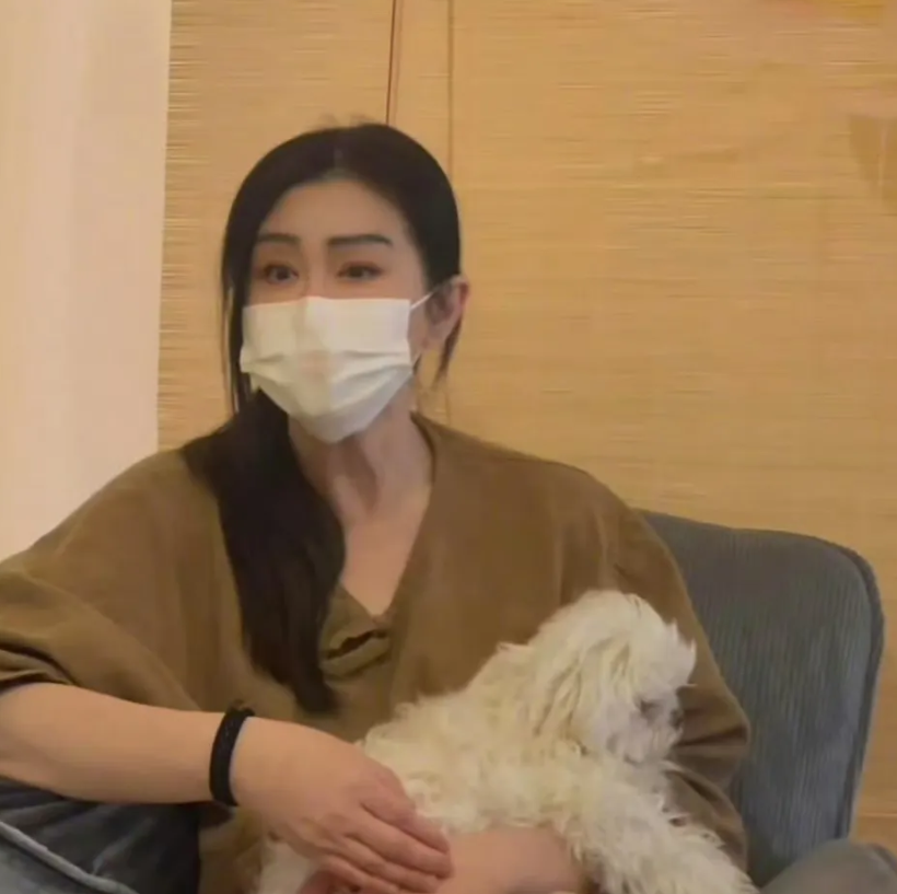 王祖贤的素颜照，在加拿大开艾灸馆，58岁仍气质优雅

这是一张颇为珍贵的照片，记