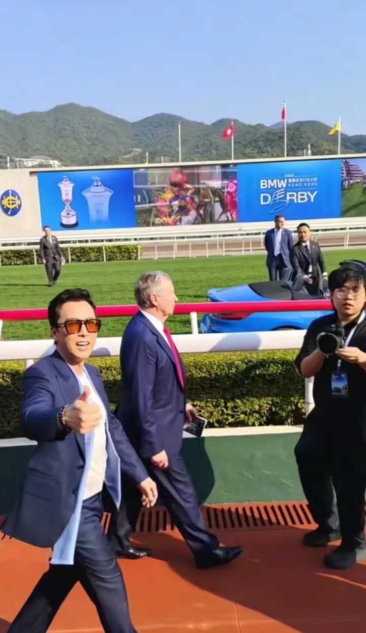 甄子丹夫妇人生赢家











甄子丹是谁？功夫巨星！全国政协委员！著