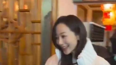 撒贝宁与韩雪来清明上河园了，被粉丝叫“刘德华”憋不住笑了