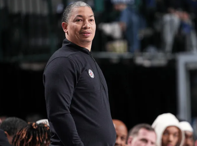 快船今日的首发名单为：哈登、邓恩、伦纳德、巴图姆、大洛。
据统计，这是NBA自2