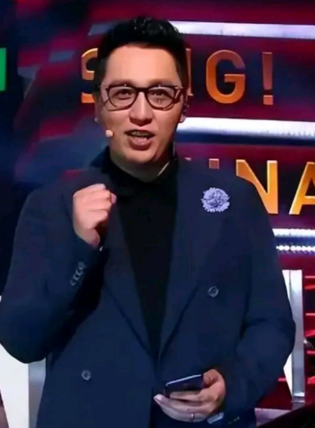 一次，主持人华少问张家辉：“听说你在香港只有一套房？我都有3套。”面对华少的炫耀
