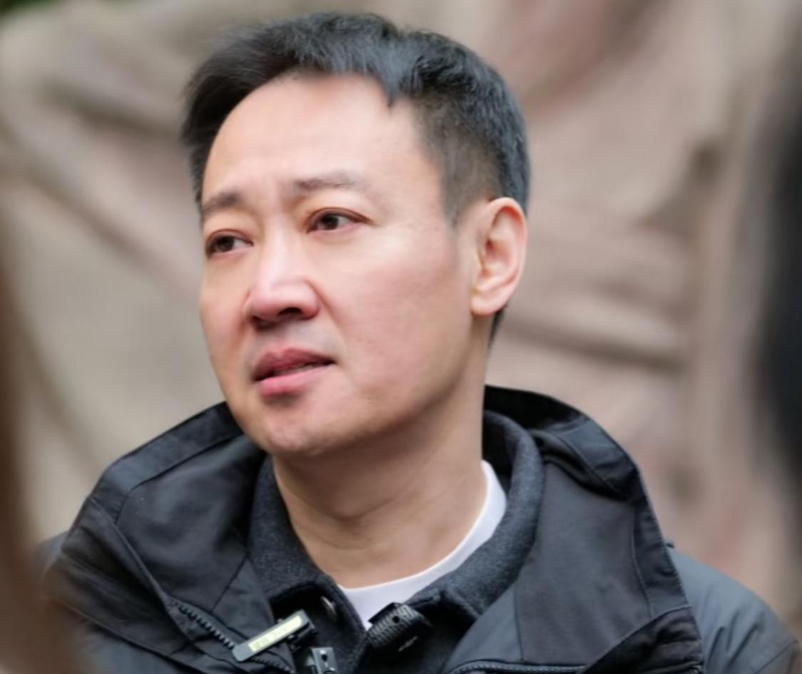 辛柏青可能成为
这个世界上最让人唏嘘的人，
不是说年纪轻轻丧偶，也不是说长的不够