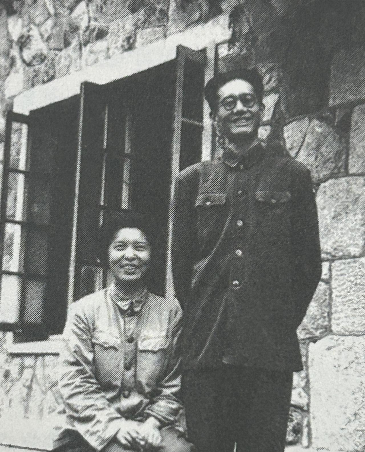 1952年，龚澎、乔冠华在朝鲜开城的老照片。当时，乔冠华作为李克农的顾问，随志愿