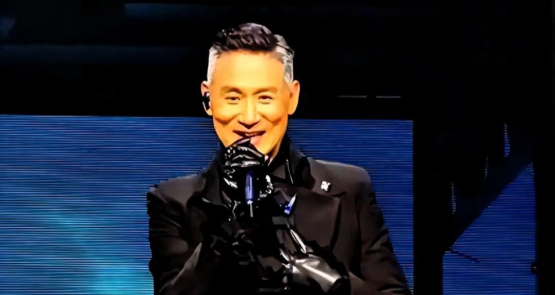 张学友这次演唱会真是捅了马蜂窝！本来歌迷们欢天喜地等着听歌神开嗓，没想到场地选在