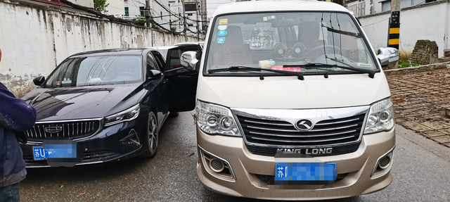 汽车正常停在路边朋友开门导致事故
我的汽车正常停在路边在不影响其他车辆通行下，朋