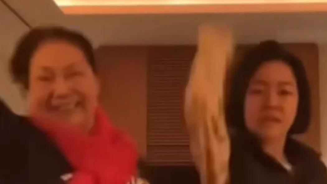 台媒曝小S整天以泪洗面，S妈难过到站不起来，这下没办法跳舞了