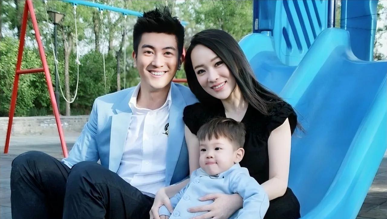 近日，霍思燕被拍到带着儿子嗯哼一起逛街，母子俩同框的画面温馨又幸福，瞬间吸引了众