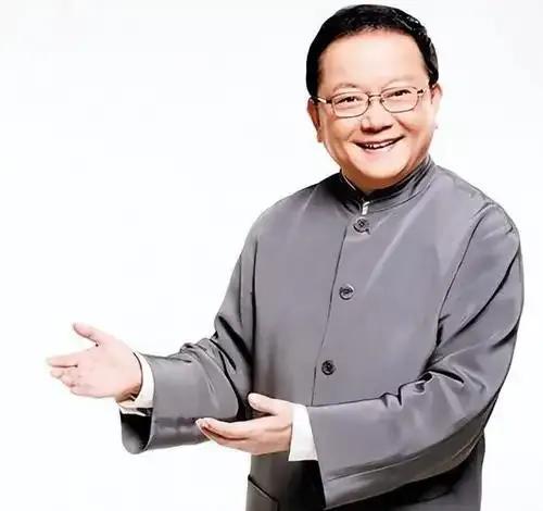 76岁王刚为儿仍在拼命，在南京保利大剧院完成《断金》第47场演出。戏服下记账本满