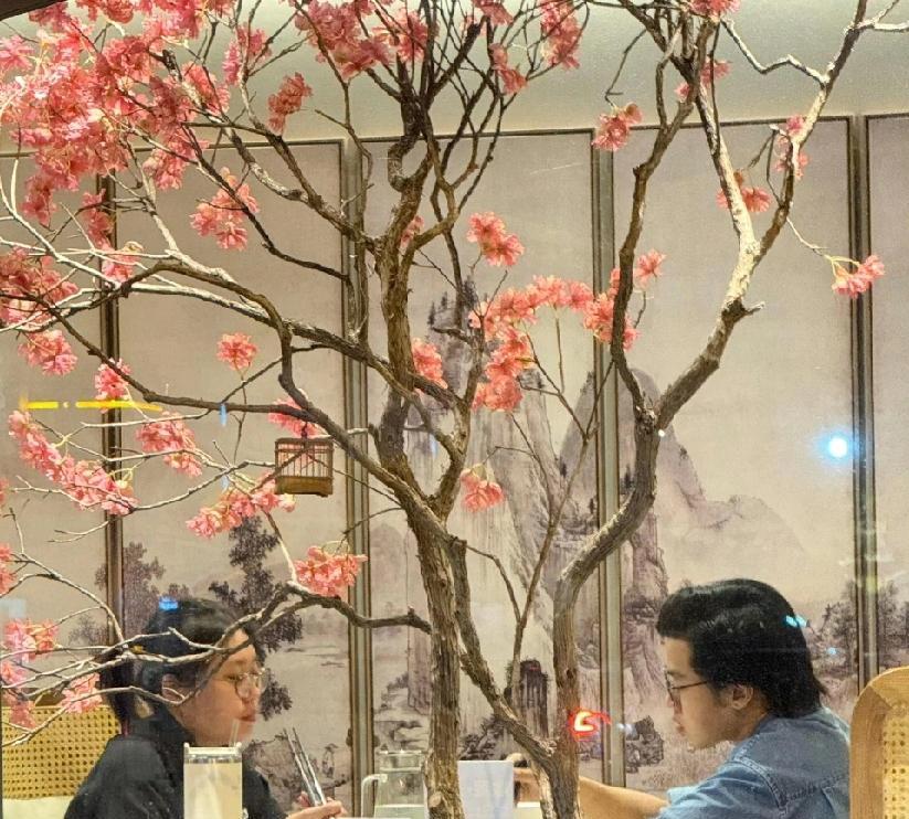 李雪琴王一通餐厅约会被偶遇！素颜低调超亲和，互动像“老夫老妻”
9月24日，有网