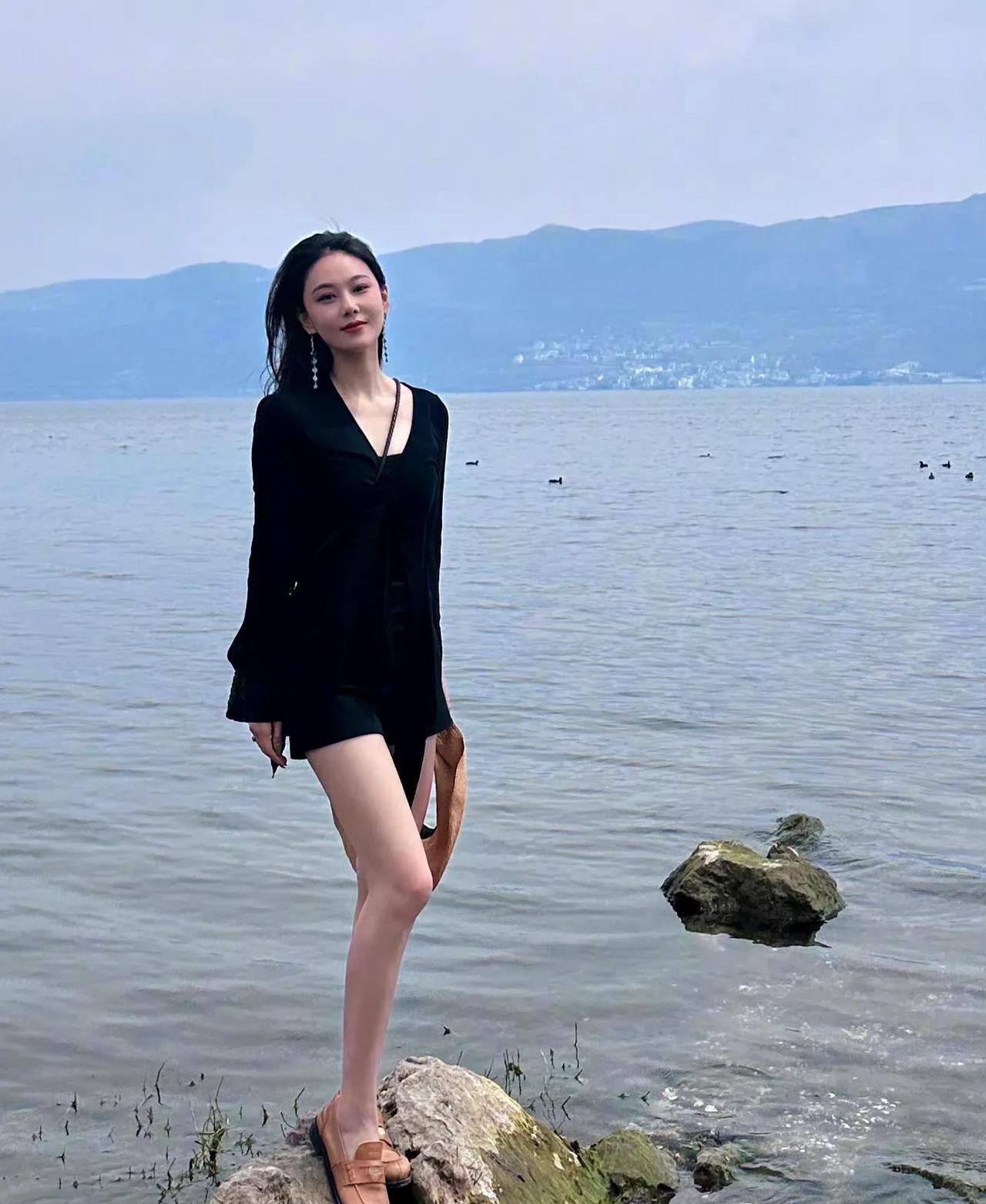 红毯上明艳大美人，私服又飒又辣，这自律程度真服了[强][强]！
身材管理一觉，感