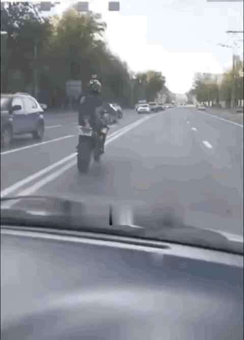 知足吧。
他已经帅过了3秒了。