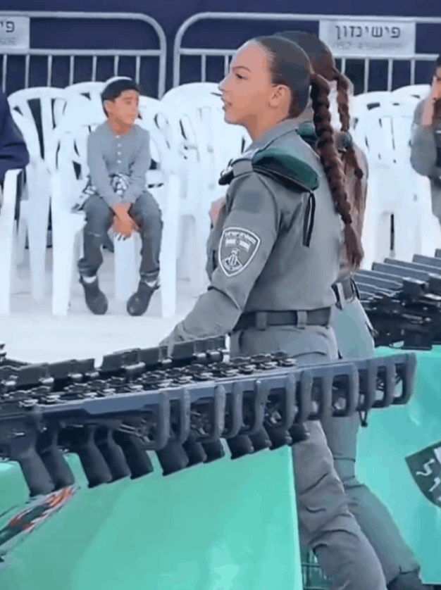 一旦把女人搞上战场，以色列估计也快完蛋了！
这世界又开始疯狂了，今天女兵上阵，明