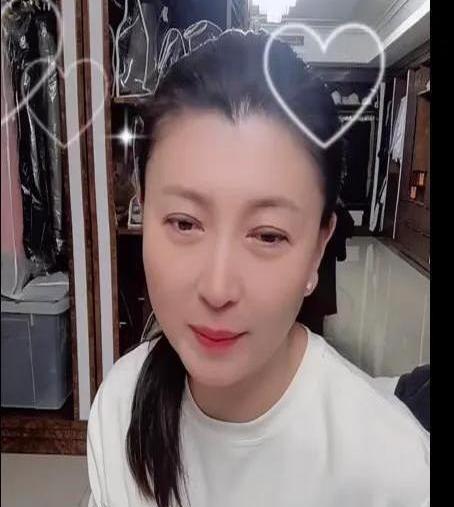 闫学晶直播间最近成了大型人设崩塌现场。
当荧幕里的