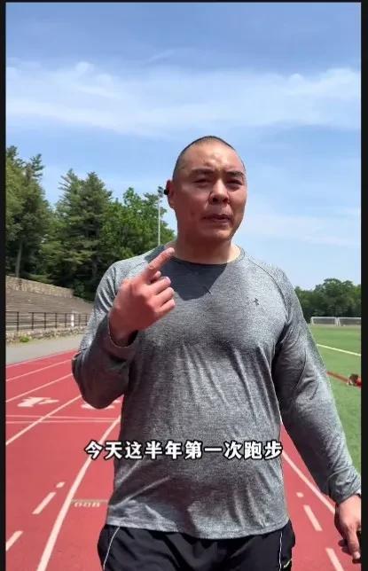 张志磊有半年没在户外跑过步，这次是第一次在户外跑步，心情很开心轻松，但身体跑不动