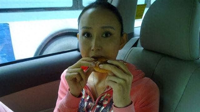 豪门媳妇吃相姿态，看完胡静再看郭碧婷，家庭地位差距一目了然