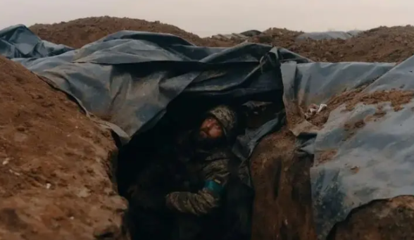 【乌军士兵投降人数激增，对美国出卖乌克兰感到失望】
乌克兰士兵投降被俘的情况越来