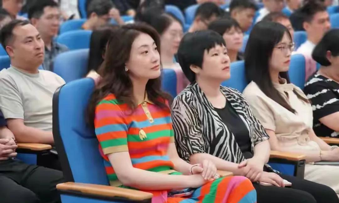 8月25日，阔别两个多月，大小姐终于回到公司…… 
这两个多月，她经历了什么？接