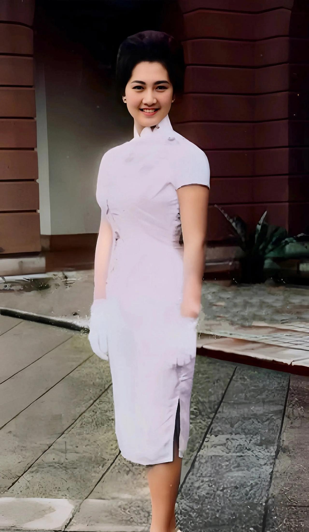 都说连战的夫人方瑀年轻时美得不可方物！这是1962年她在台湾的一张留影老照片，放