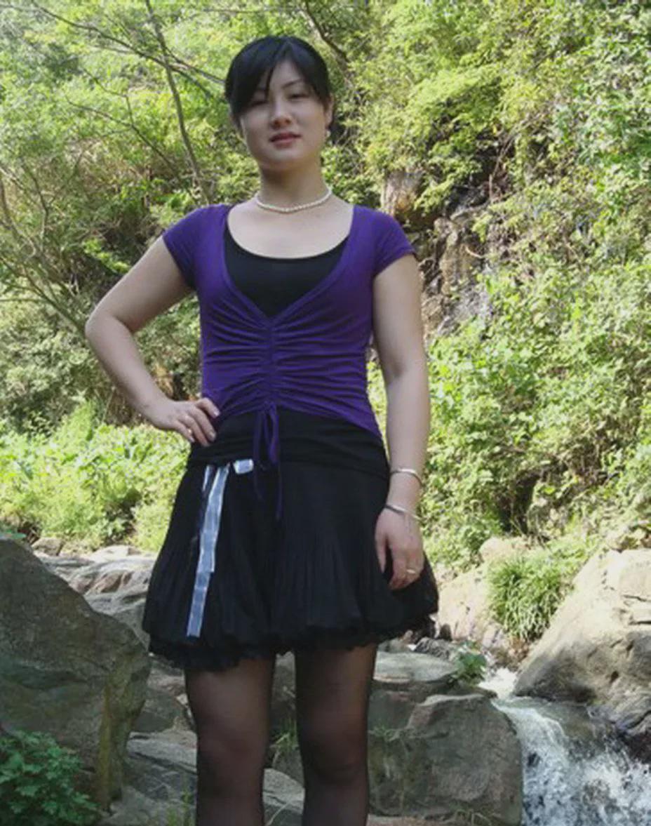 山林间的她

绿树环绕，清溪流水淙淙，
她身披紫衣，如花儿悄然开放。
珍