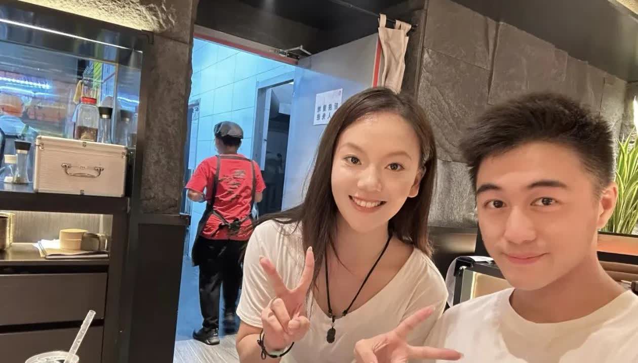 30岁的何猷君近日现身广西南宁餐厅吃饭，他是何鸿燊最小的一个儿子，看他长得白白嫩