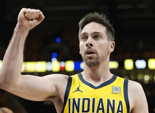 步行者本赛季表现低迷，预计各支球队将在交易截止日前对TJ-麦康奈尔展开询价。
麦