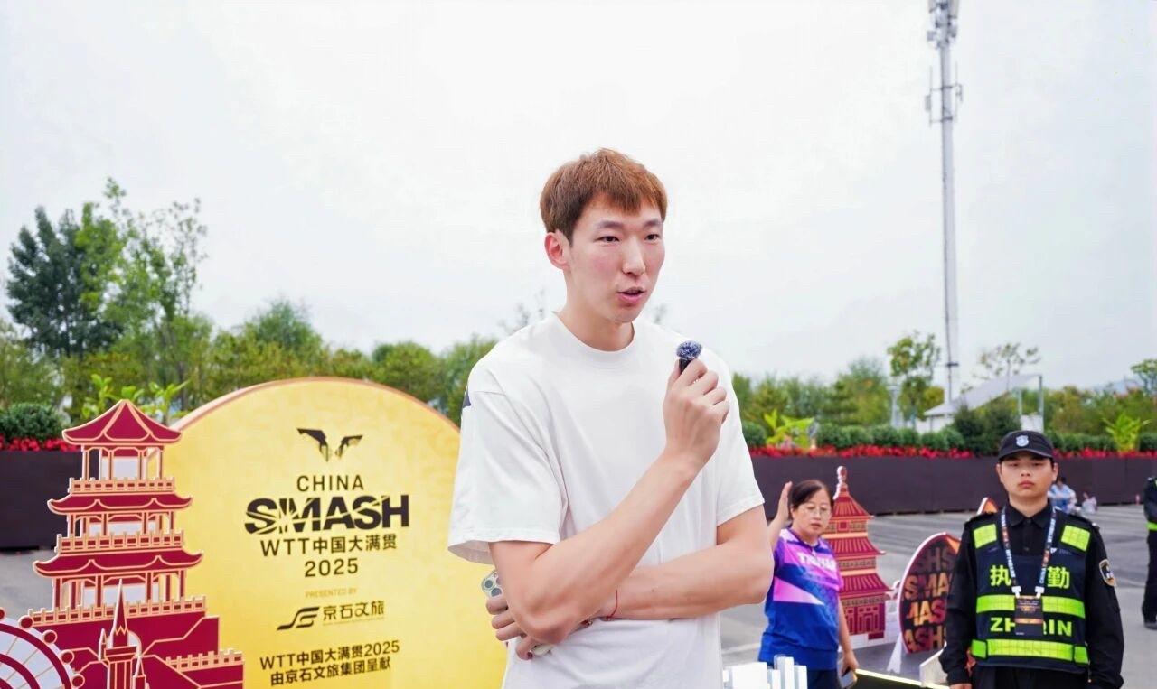 北京首钢男篮球星云集，周琦、赵睿、方硕、翟晓川都是一线球星，方硕和翟小川两位元老