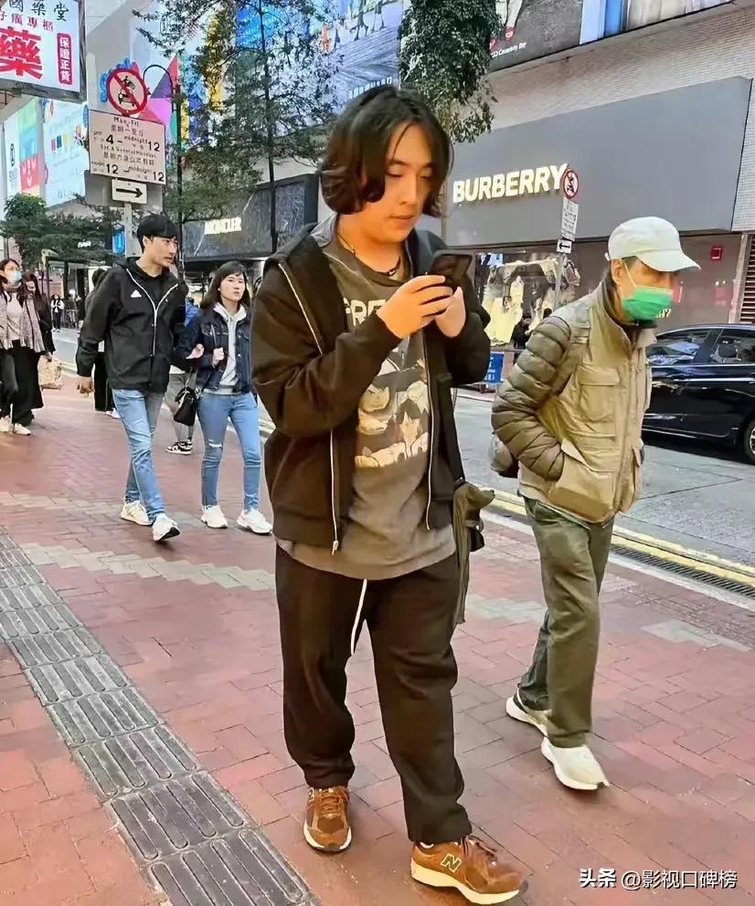 16岁费曼长卷发身材发胖，和小时候差别大