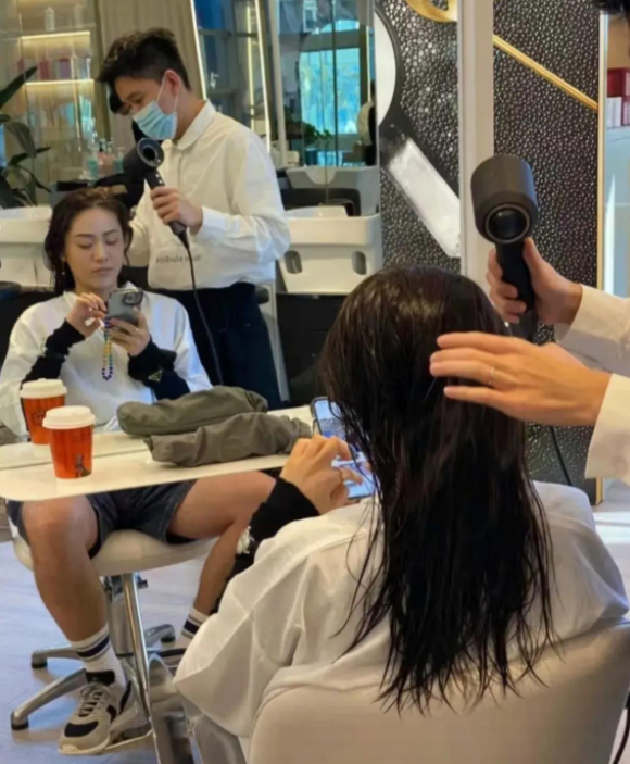 镜子的反光，笑死我了看出来了没

