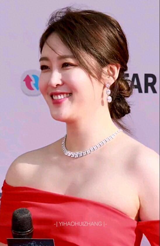 这才是人见人爱的美女主持人，长相比周涛漂亮，气质比董卿好。一眼看过去是国泰民安的
