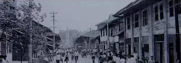 上世纪80年代的南充解放街，承载着老南充人的珍贵记忆。这条街在清代叫正南街，民国
