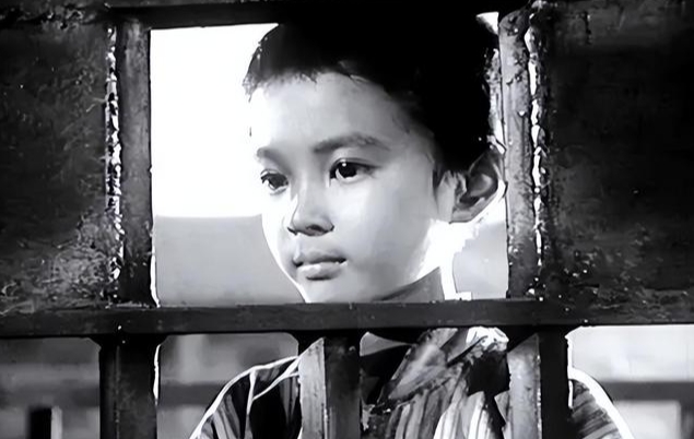 1949年，小萝卜头的遗体，在戴公祠警卫室被挖了出来。谁知，小萝卜头手里紧紧攥着