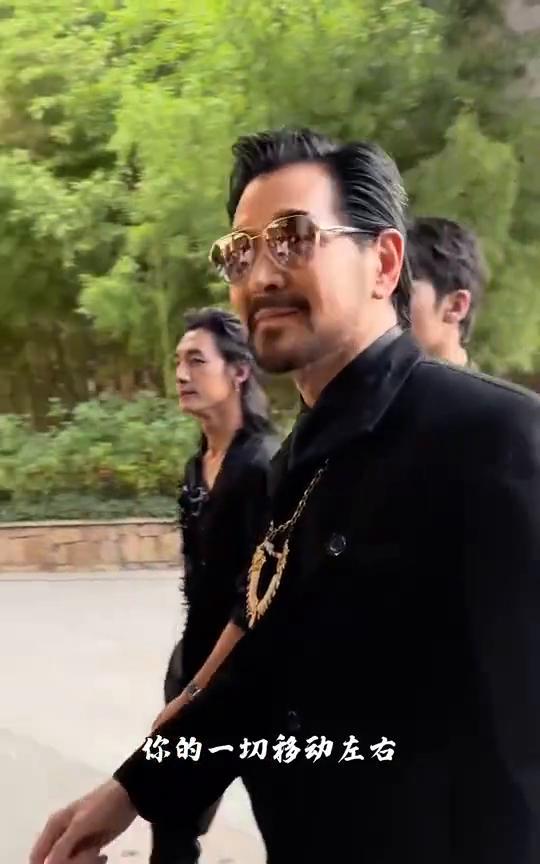 你的眉目之间，锁着我的爱怜。你的唇齿之间，留着我的誓言。你的一切移动左右。