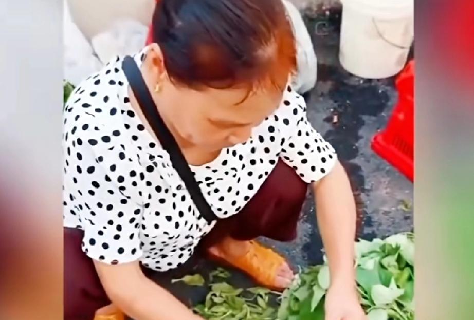 面对小日子，大妈是：“钱和命我都要”
刚开始刷到这个视频我以为大妈一百块钱不卖给