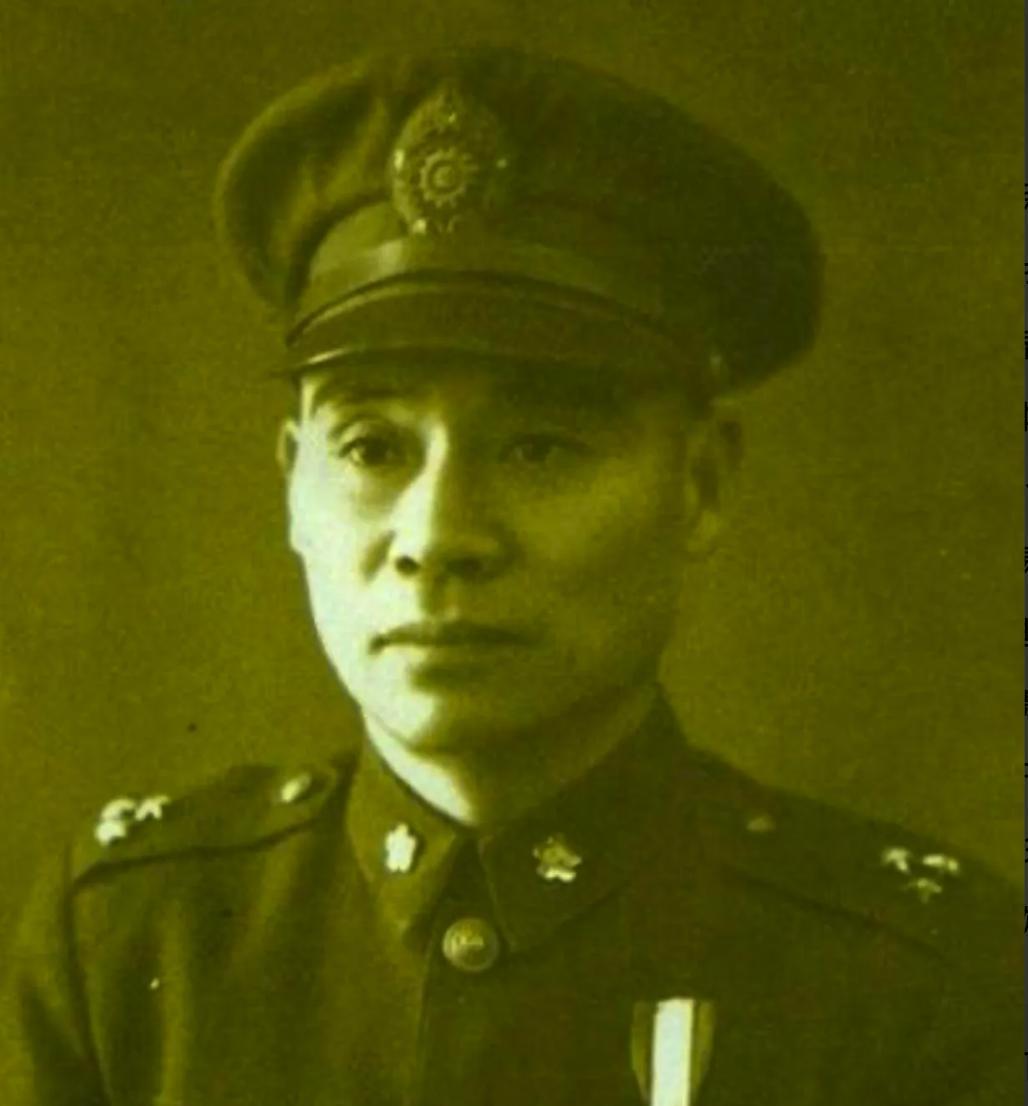 1938 年，顾祝同背着老婆许文蓉，偷养小妾，还把小妾的肚子闹大。许文蓉没哭也没