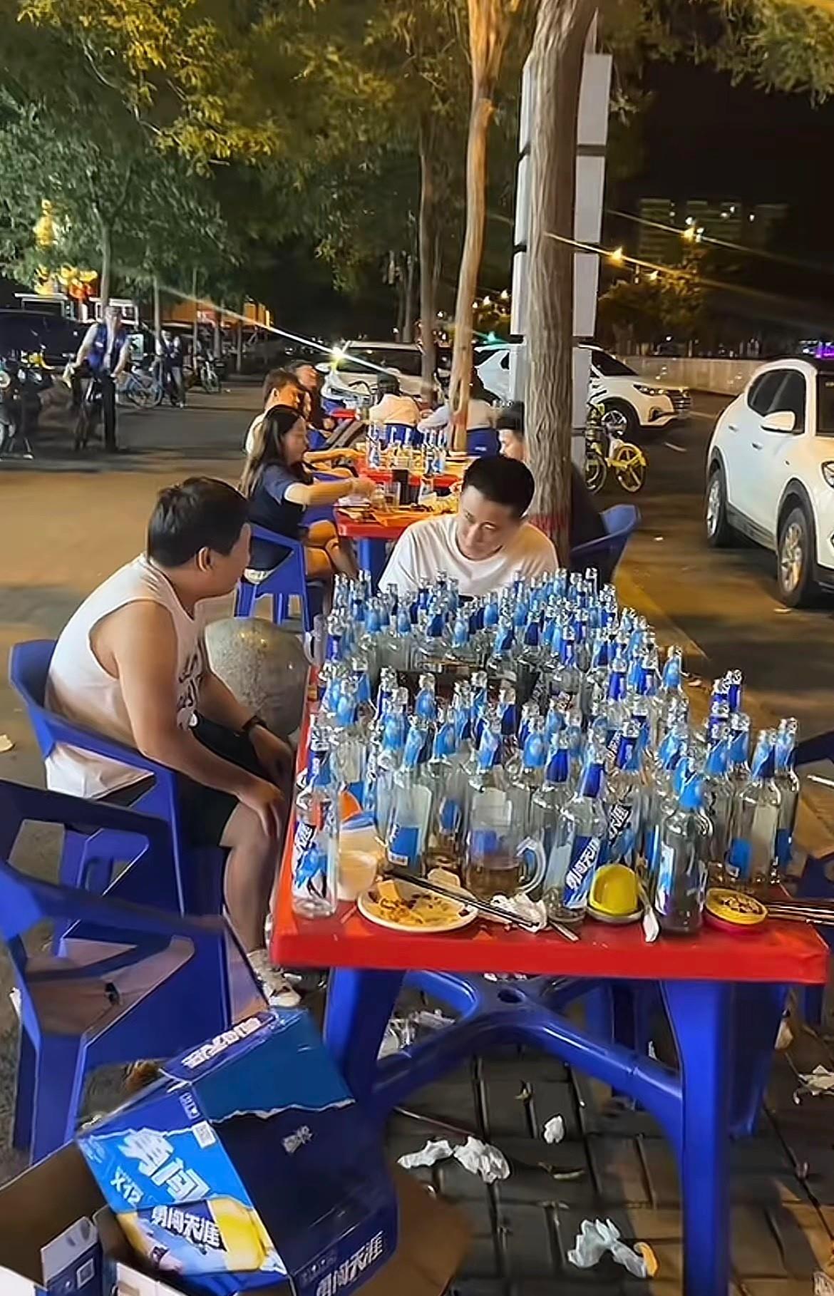 晚上吃太饱，散步路过，惊的掉下巴，这不会是真的吧