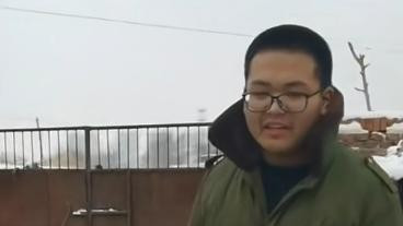 寒冬里，单衣男孩的倔强笑容，温暖了整个东北：一个老师的坚持，一段暖心的救赎