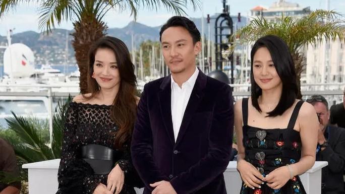 同样是高级脸，舒淇周韵同穿黑色短裙，一个性感，一个内敛，可周韵却输在了小腿上？