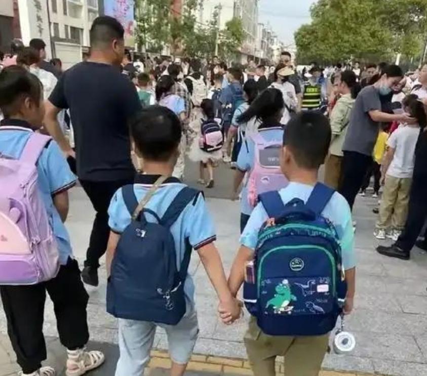 人民日报都看不下去了！如今许多城市的小学下午三点半便放学，家长接送孩子成为一大难
