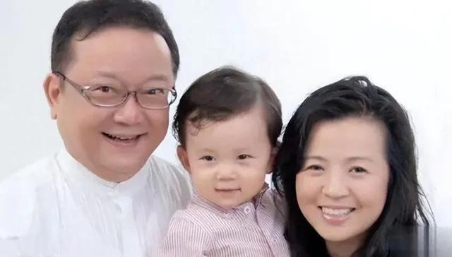 说起王刚，国内的观众大多熟悉。一部《宰相刘罗锅》火遍全国，扮演和绅的王刚，也家喻