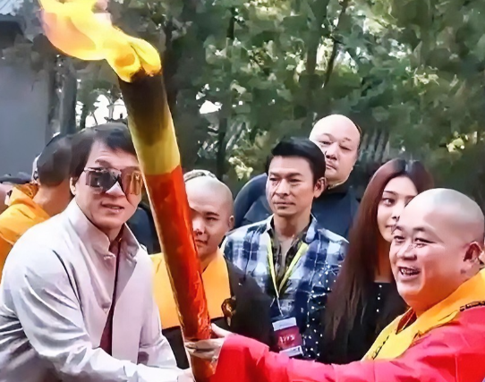 成龙去少林寺的时候，专门拜访了释永信方丈，释永信还亲手写了个“龙”字送他