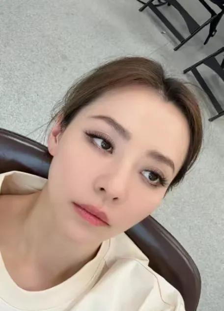 张靓颖自曝营养不良？姐的体检报告让我惊呆了！  
都说女明星光鲜亮丽，谁能想到张