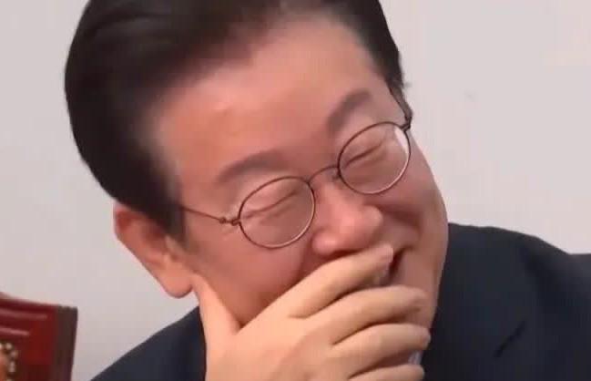 金正恩还是大度！与韩国国会议长禹元植碰面并握手！
金正恩上次与韩国高层握手还是发