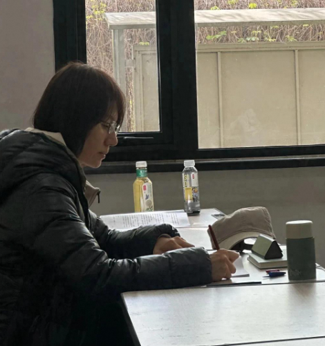 48岁袁泉中戏上课超低调 认真做笔记超励志