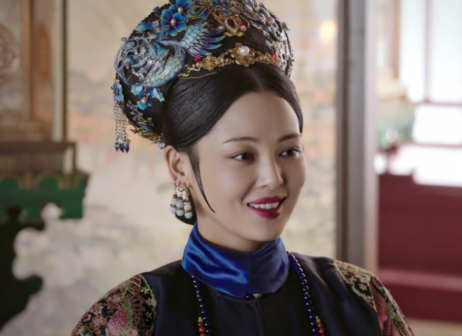 1722年，雍正给14岁乾隆配了宫女，照顾他的饮食起居。但乾隆偷偷私幸了宫女，还
