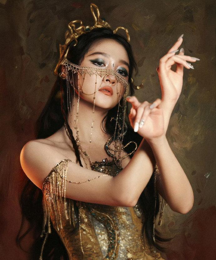 关晓彤的蛇女妆也太绝了吧！冷艳又带感的风格直接戳中审美，又酷又飒的气场简直要溢出