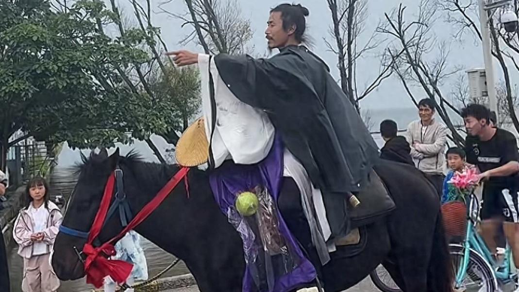 中年男子骑马仗剑游览云南 被景区工作人员拦截在路上