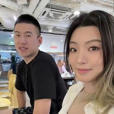 辽宁男篮球员付豪妻子晒出和丈夫的恩爱时刻为其庆生。她配文写道：“辛苦啦我的一号大