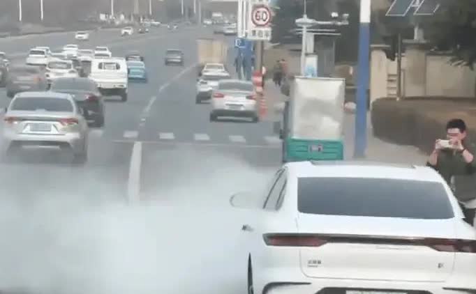 比亚迪汉车主为什么这么开心？
谁能接受自己的车开着开着冒烟呐？